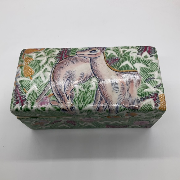 VINTAGE PORCELAIN BOX WITH LID BY CHINA TRADER - Picture 10 of 10